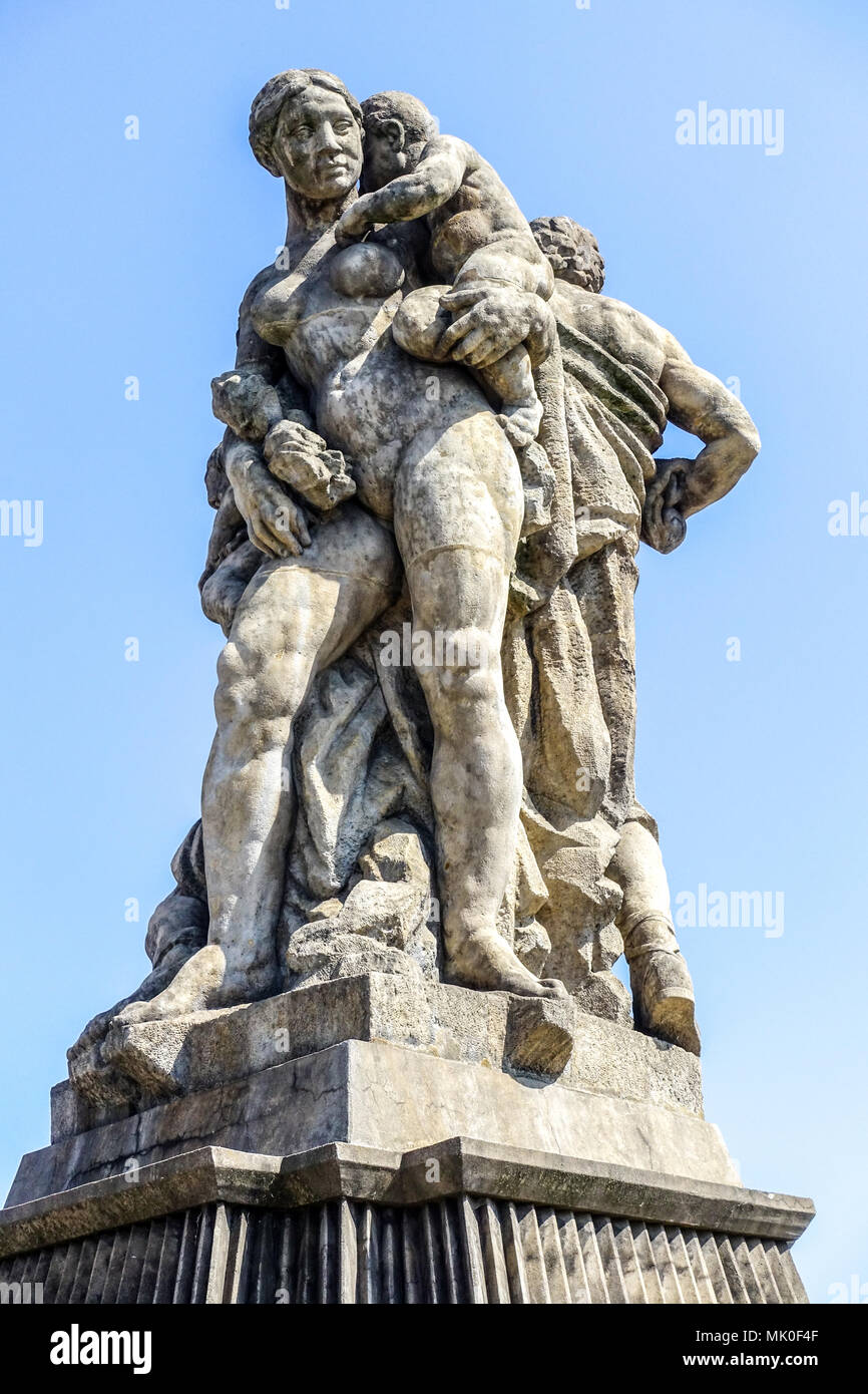 Skulpturen der Menschheit von Jan Stursa an hlavka Brücke, Holesovice, Prag, Tschechische Republik Stockfoto