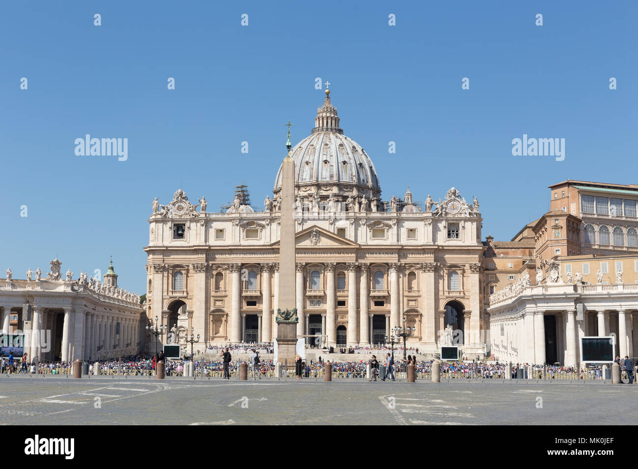 Vatikan VATIKAN - NOVEMBER 1, 2017: Der Petersdom ist auf dem Petersplatz am 30. Oktober 2017 im Vatikan, Vatikan gesehen. Stockfoto