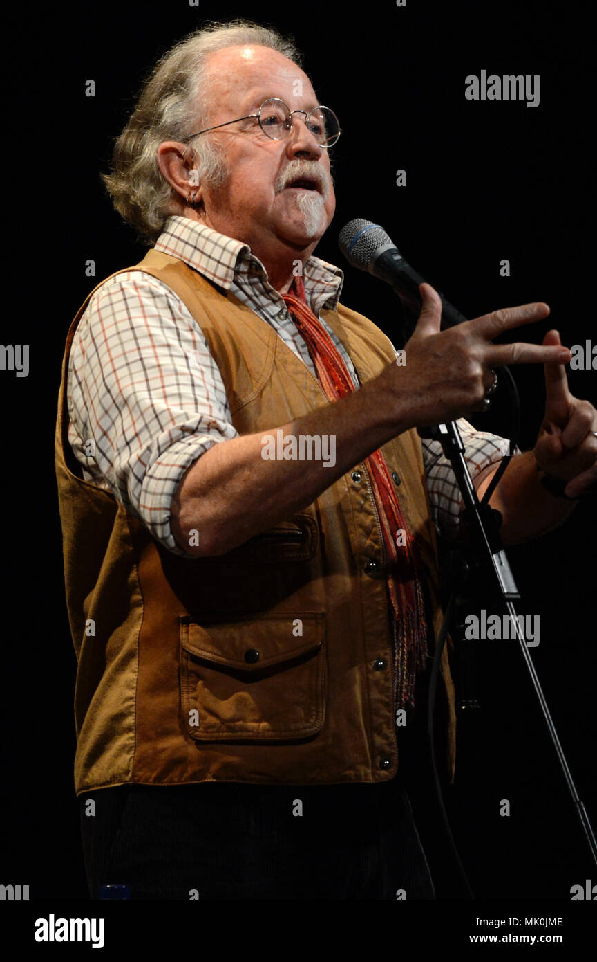 Mike Harding Singer Songwriter Komiker auf der Bühne am Mareel Shetland Stockfoto