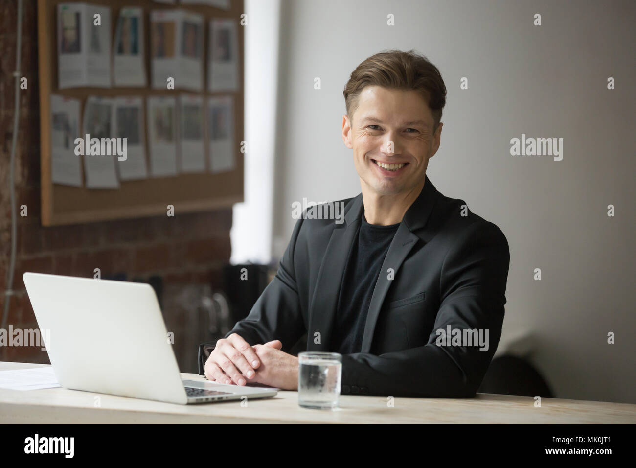 Zuversichtlich CEO glücklich, weil der Erfolg des Unternehmens Stockfoto