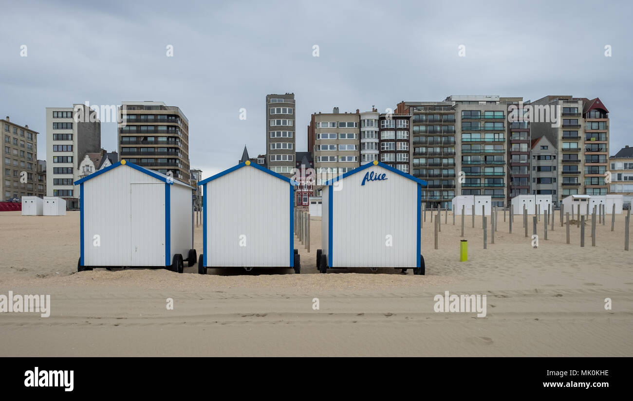 Reihe von bunten Badekabinen und Apartment Gebäude am Strand von De Panne, Belgien. Stockfoto