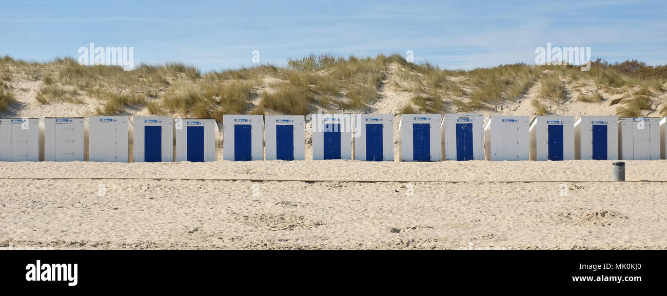 Zeile mit blauen und weißen Strand Häuser an einem der vielen Strände in Zeeland, Niederlande. Stockfoto