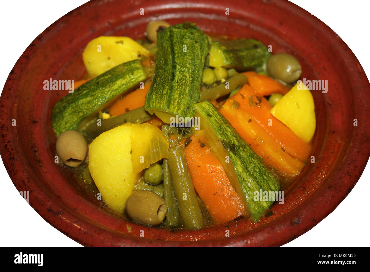 Marokkanisches Gemüse Tajine isoliert auf weißem Stockfoto