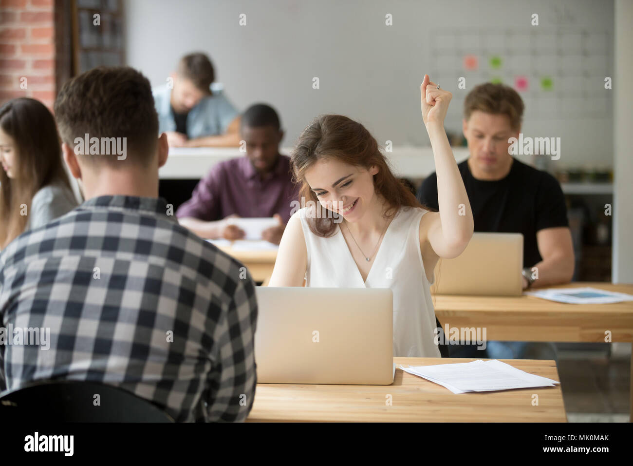 Gerne weiblich mit guten Nachrichten auf Börse aufgeregt Stockfoto