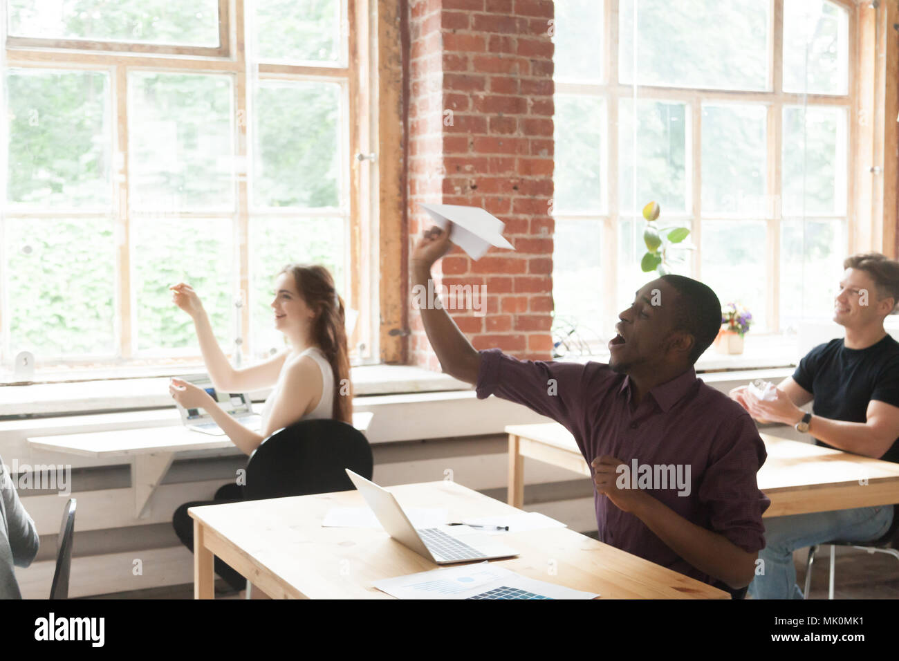 Multiethnische Team arbeiten Spaß im Büro Stockfoto
