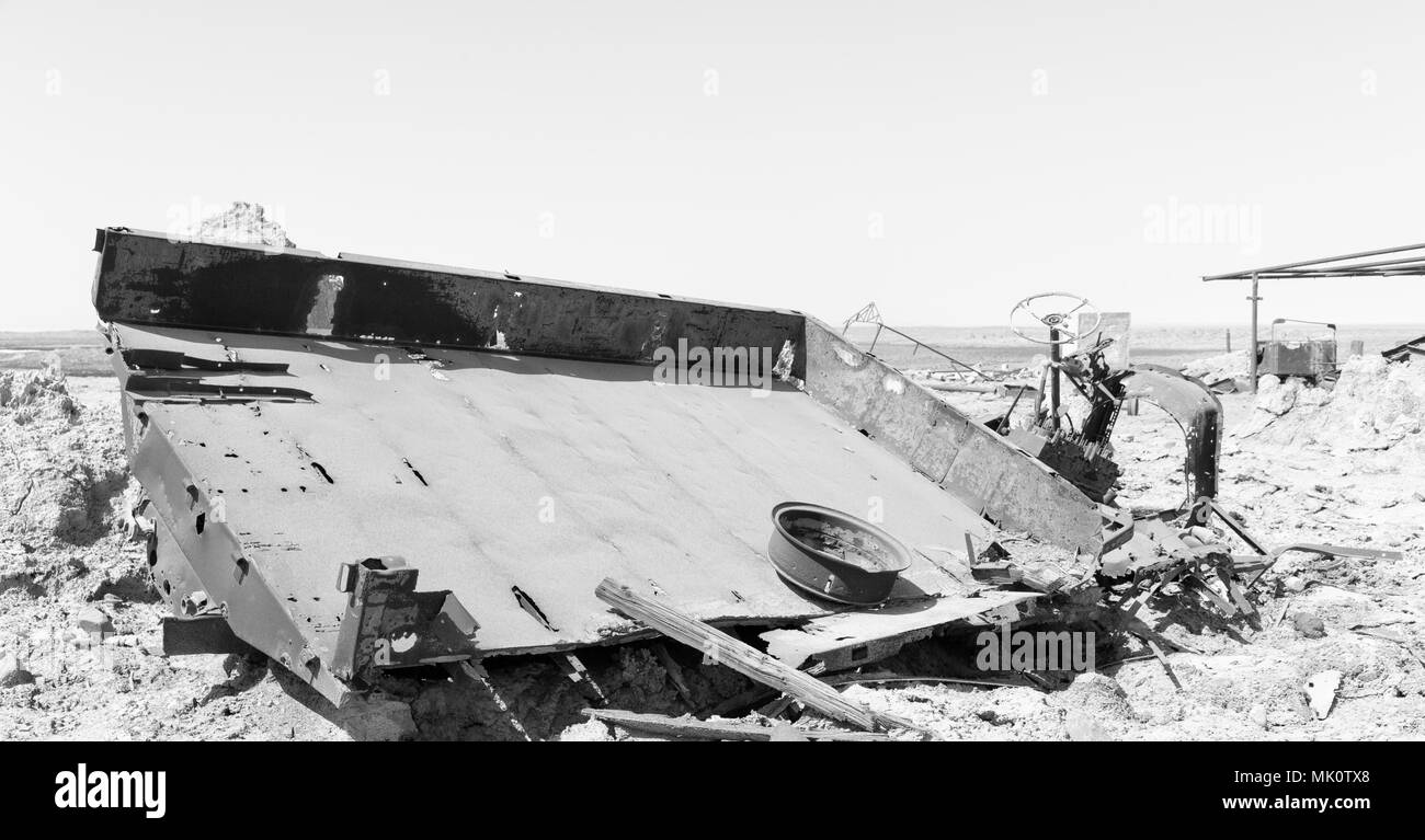 In der danakil Äthiopien Afrika in der alten, verlassenen italienischen Dorf Kolonie rusty Antique Car und einem Konzept der Horror Apokalypse Stockfoto