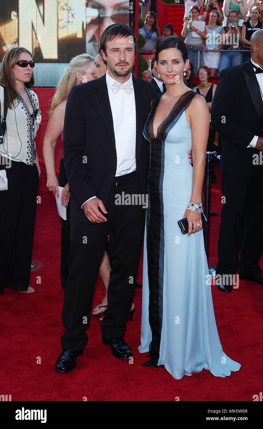 Courteney Cox und Ehemann David Arquette anreisen, auf der 55. jährlichen Emmy Awards im Shrine Auditorium in Los Angeles. September 21, 2003. - ArquetteD CoxCourtenay_043.JPG - CoxCourtenay_ArquetteD043. JPGCoxCourtenay_ArquetteD 043 Veranstaltung in Hollywood Leben - Kalifornien, Red Carpet Event, Vertikal, USA, Filmindustrie, Prominente, Fotografie, Bestof, Kunst, Kultur und Unterhaltung, Topix Celebrities Fashion / vom roten Teppich-, Vertikal, Besten, Hollywood Leben, Event in Hollywood Leben - Kalifornien, Roter Teppich, USA, Filmindustrie, Prominente, Stockfoto