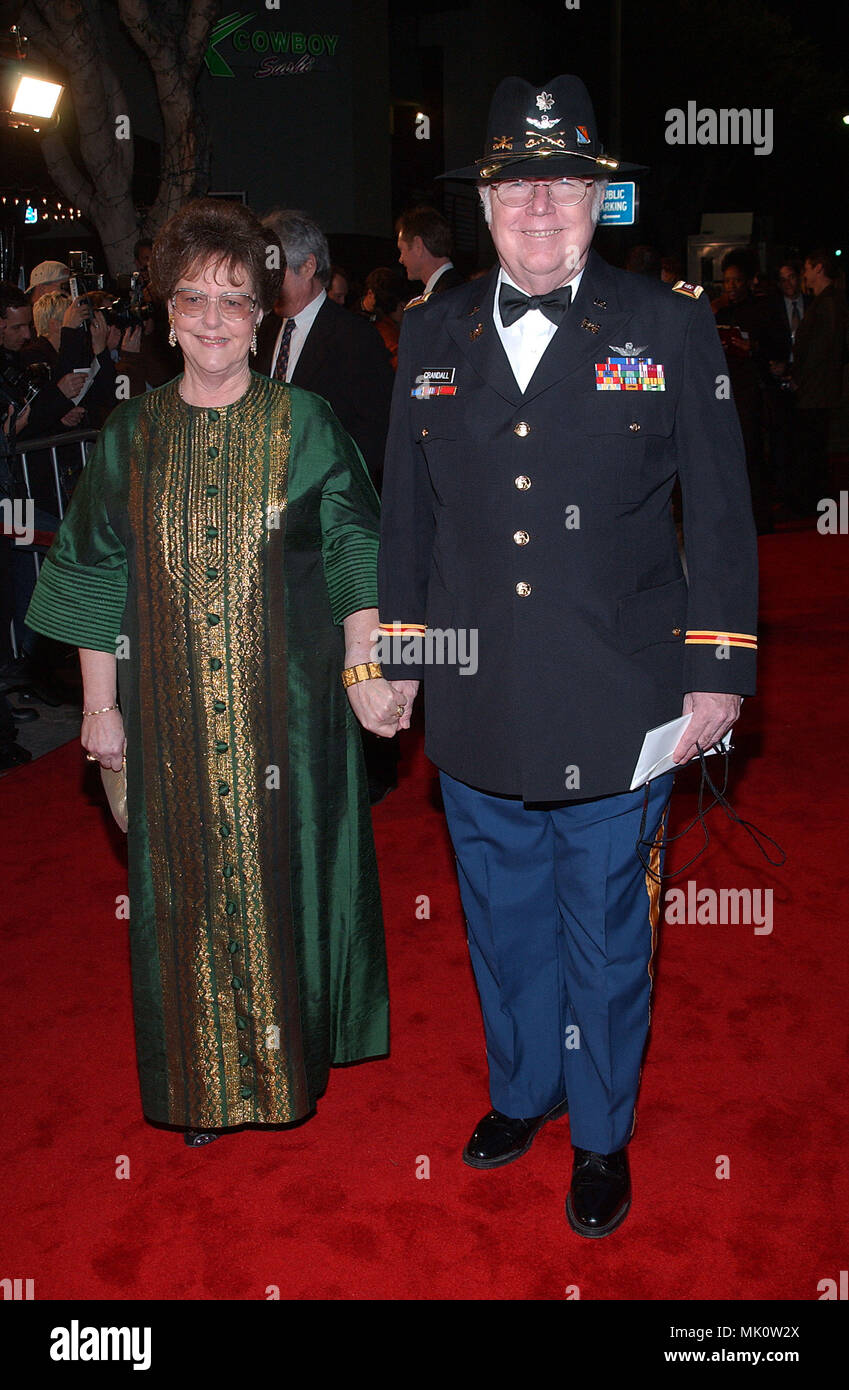 Major Bruce Crandall und Frau anreisen, bei der Premiere von Wir waren Soldaten im Westwood Village Theater in Los Angeles. Februar 25, 2002. - CrandallBruceMaj frau 01.JPG - CrandallBruceMaj Frau 01. JPGCrandallBruceMaj Frau 01 Veranstaltung in Hollywood Leben - Kalifornien, Red Carpet Event, Vertikal, USA, Filmindustrie, Prominente, Fotografie, Bestof, Kunst, Kultur und Unterhaltung, Topix Celebrities Fashion / vom roten Teppich-, Vertikal, Besten, Hollywood Leben, Event in Hollywood Leben - Kalifornien, Roter Teppich, USA, Filmindustrie, Prominente, mov Stockfoto