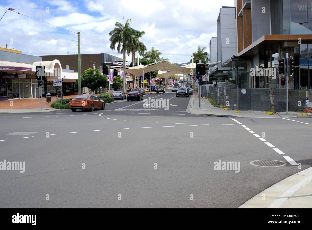 Central Business District, Coffs Harbour, Australien. Verkehr auf der Straße. Bild hat Autos, Fahrzeuge, Geschäften, Büros, Gebäuden, Wanderweg, Bäume Stockfoto