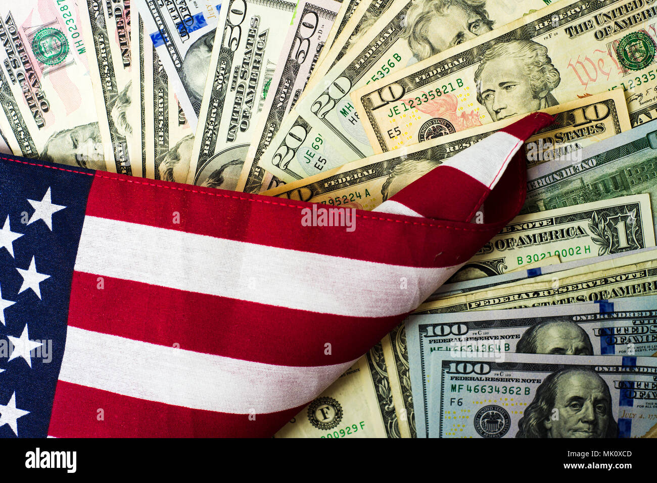 Amerikanische Flagge und Banknoten USD Währung Geld Stockfoto