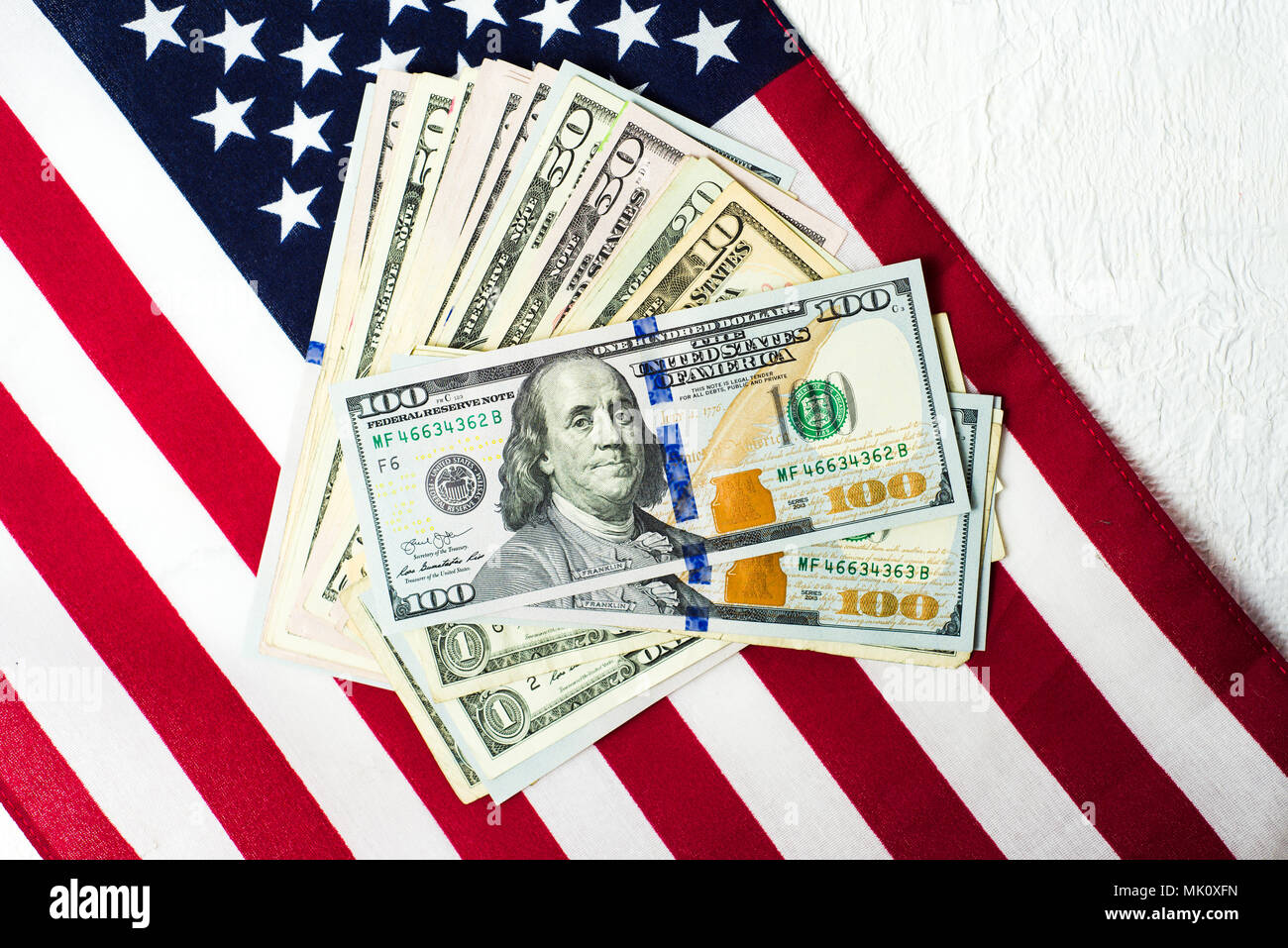 Amerikanische Flagge und Dollar Banknoten USD Währung Stockfoto
