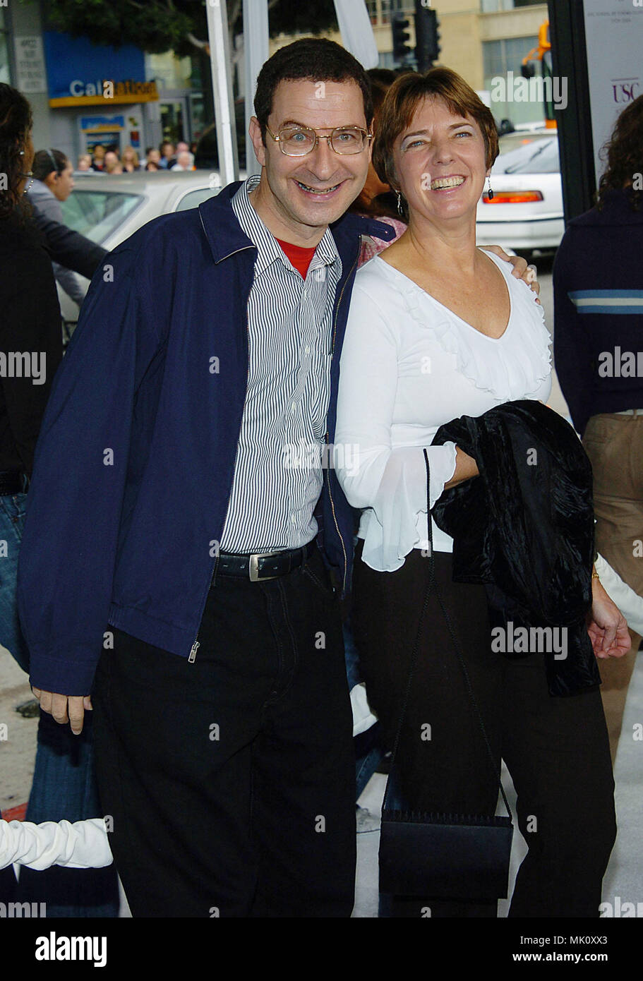 Eddie Deezen und Laurie Ankunft auf dem Polar Express Premiere auf dem Grauman Chinese Theatre in Los Angeles. 11.07.2004. - DeezenEddie Laurie 034.JPG-DeezenEddie Laurie034. JPGDeezenEddie Laurie 034 Veranstaltung in Hollywood Leben - Kalifornien, Red Carpet Event, Vertikal, USA, Filmindustrie, Prominente, Fotografie, Bestof, Kunst, Kultur und Unterhaltung, Topix Celebrities Fashion / vom roten Teppich-, Vertikal, Besten, Hollywood Leben, Event in Hollywood Leben - Kalifornien, Roter Teppich, USA, Film, Stars, Film Stars, TV celebrit Stockfoto