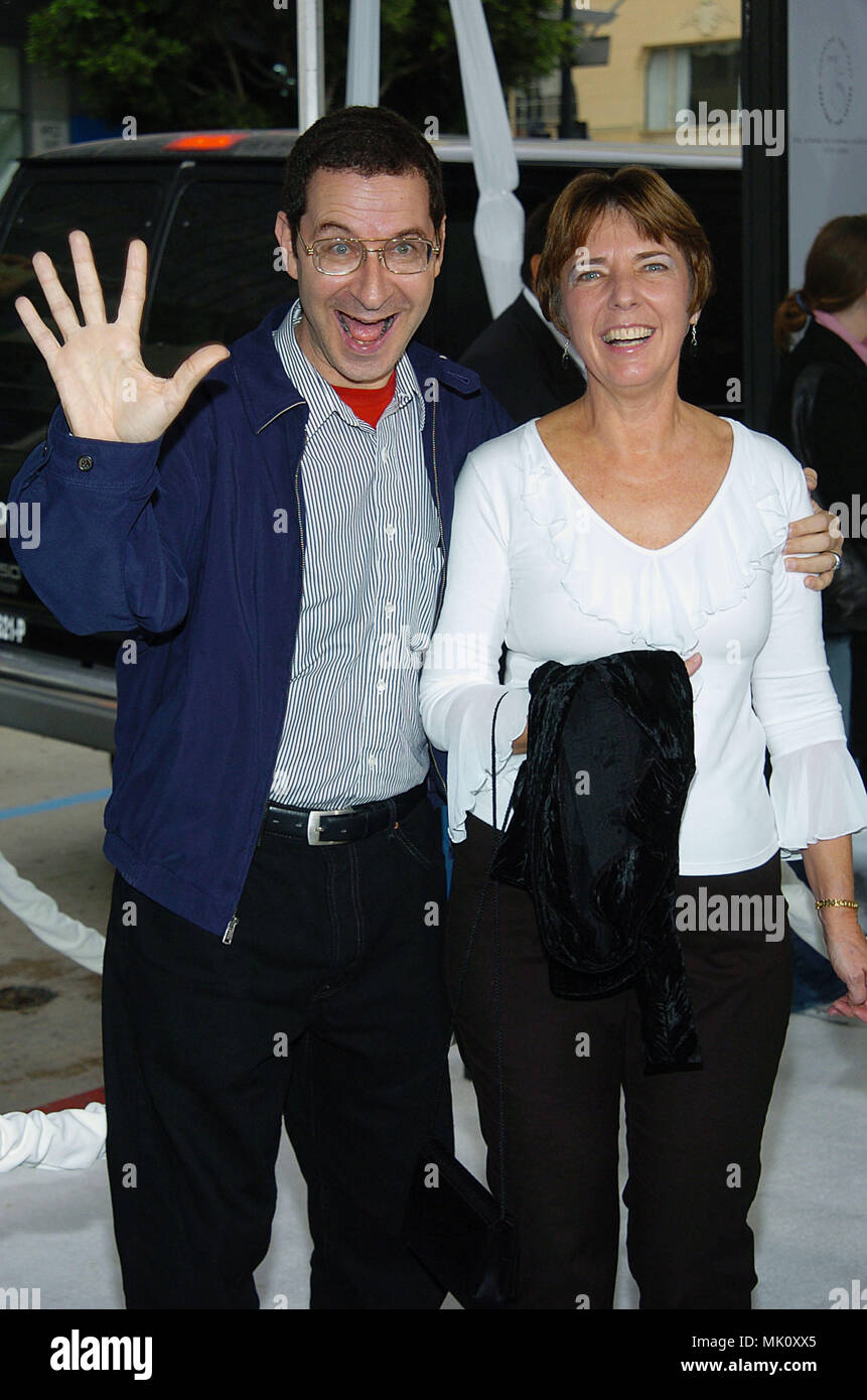 Eddie Deezen und Laurie Ankunft auf dem Polar Express Premiere auf dem Grauman Chinese Theatre in Los Angeles. 11.07.2004. - DeezenEddie Laurie035.JPG-DeezenEddie Laurie035. JPGDeezenEddie Laurie 035 Veranstaltung in Hollywood Leben - Kalifornien, Red Carpet Event, Vertikal, USA, Filmindustrie, Prominente, Fotografie, Bestof, Kunst, Kultur und Unterhaltung, Topix Celebrities Fashion / vom roten Teppich-, Vertikal, Besten, Hollywood Leben, Event in Hollywood Leben - Kalifornien, Roter Teppich, USA, Film, Stars, Film Stars, TV celebrit Stockfoto