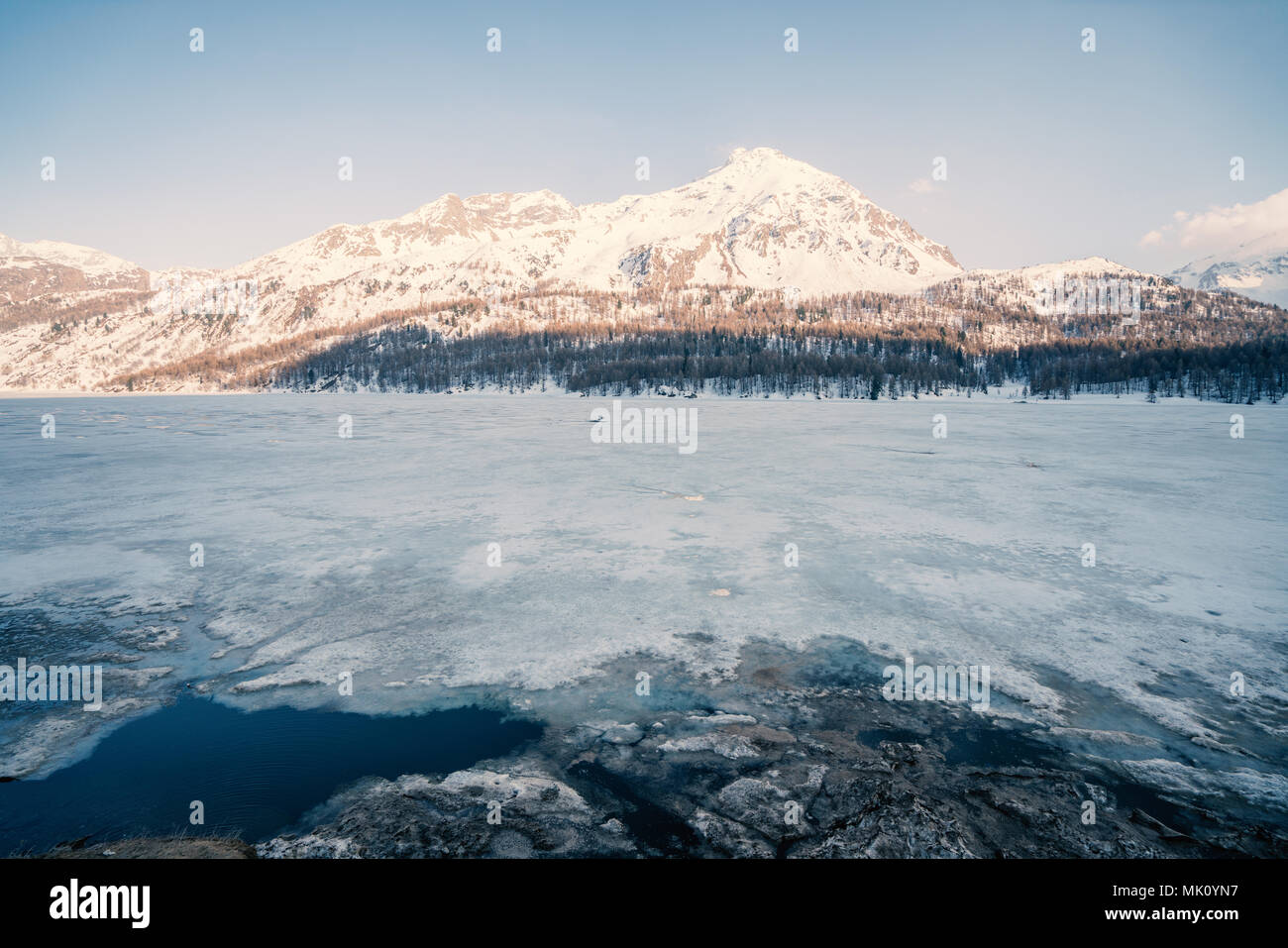 Wunderschöne Aussicht auf gefrorenen See und schneebedeckte Berge in Graubünden Kanton in der Schweiz, in Europa. Reiseziele keine Personen Konzept Stockfoto