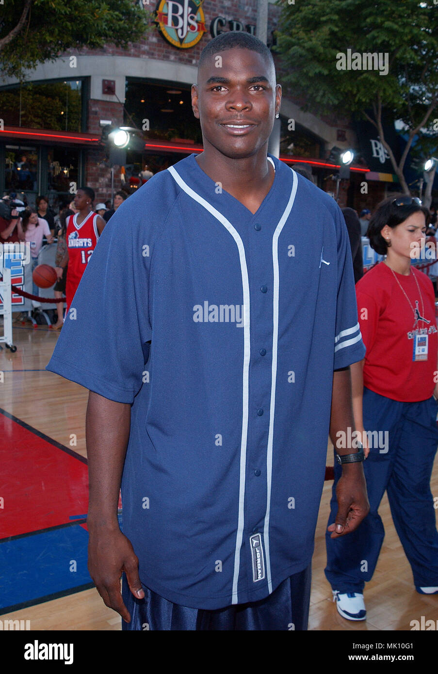 Johnson Keyshawn posiert bei der Premiere von Mike an der Westwood Theatre in Los Angeles. Juni 27, 2002. - KeyshawnJohnson 12. jpgKeyshawnJohnson 12 Veranstaltung in Hollywood Leben - Kalifornien, Red Carpet Event, Vertikal, USA, Filmindustrie, Prominente, Fotografie, Bestof, Kunst, Kultur und Unterhaltung, Topix Celebrities Fashion / vom roten Teppich-, eine Person, Vertikal, Besten, Hollywood Leben, Event in Hollywood Leben - Kalifornien, Roter Teppich und backstage, USA, Film, Stars, Film Stars, TV Stars, Musik, Promis, Fotografie, Bestof, Kunst Stockfoto