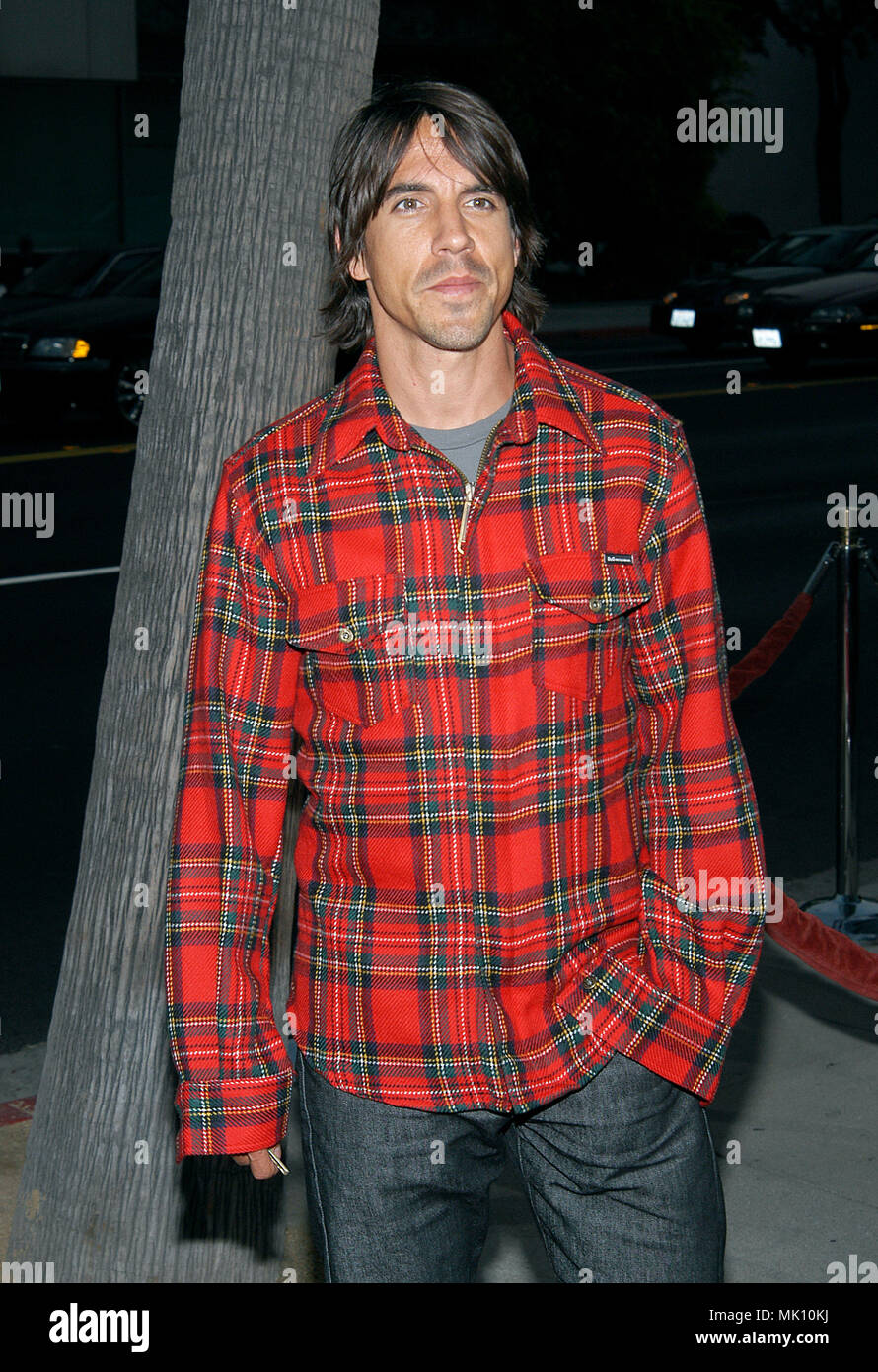 Anthony Kiedis (Red Hot Chili Pepper) bei der Premiere von "One Hour Photo" anreisen, an der Akademie der Künste und Wissenschaften in Los Angeles. August 22, 2002. - RedHotChP KiediesAnthony 01. jpgKiediesAnthony RedHotChP 01 Veranstaltung in Hollywood Leben - Kalifornien, Red Carpet Event, Vertikal, USA, Filmindustrie, Prominente, Fotografie, Bestof, Kunst, Kultur und Unterhaltung, Topix Celebrities Fashion / vom roten Teppich-, eine Person, Vertikal, Besten, Hollywood Leben, Event in Hollywood Leben - Kalifornien, Roter Teppich und backstage, USA, Filmindustrie, Prominente, m Stockfoto