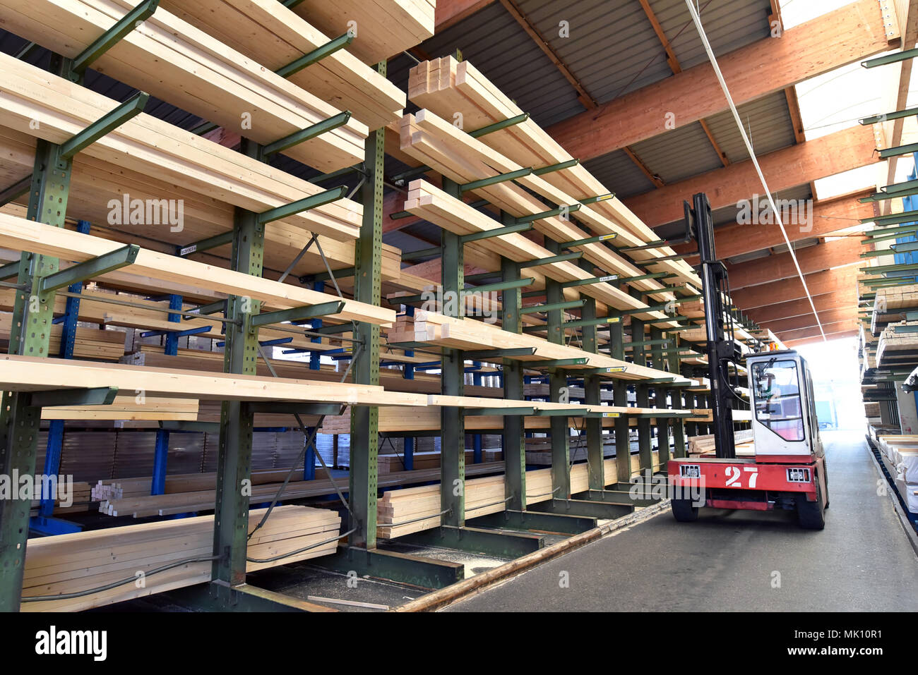 Industrieanlagen- und Sägewerk - Lagerung von Holz Stockfoto