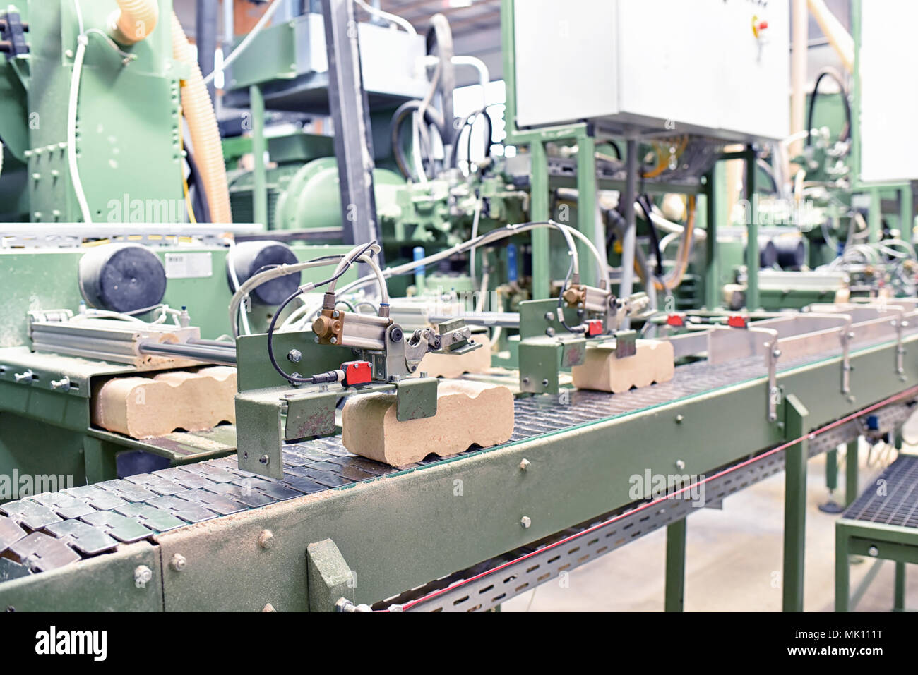 Die Produktion von Holzpellets in einem Holz verarbeitenden Fabrik- und Sägewerk - Pellets für Heizung Stockfoto