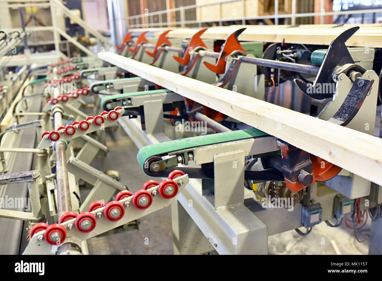 Industrieanlagen- und Sägewerk - Herstellung von Brettern mit modernen Maschinen Stockfoto