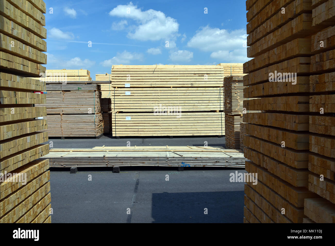 Industrieanlagen- und Sägewerk - Lagerung von Holz Stockfoto