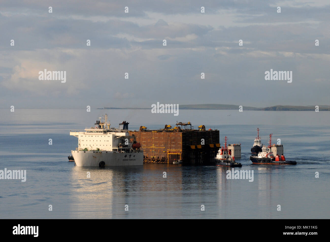 Schweres Heben Schiff Xiang Yun Kou liefert einen Teil der Clair ridge Projekt in die Nordsee und haben es selbst Eintauchen entladen. Stockfoto