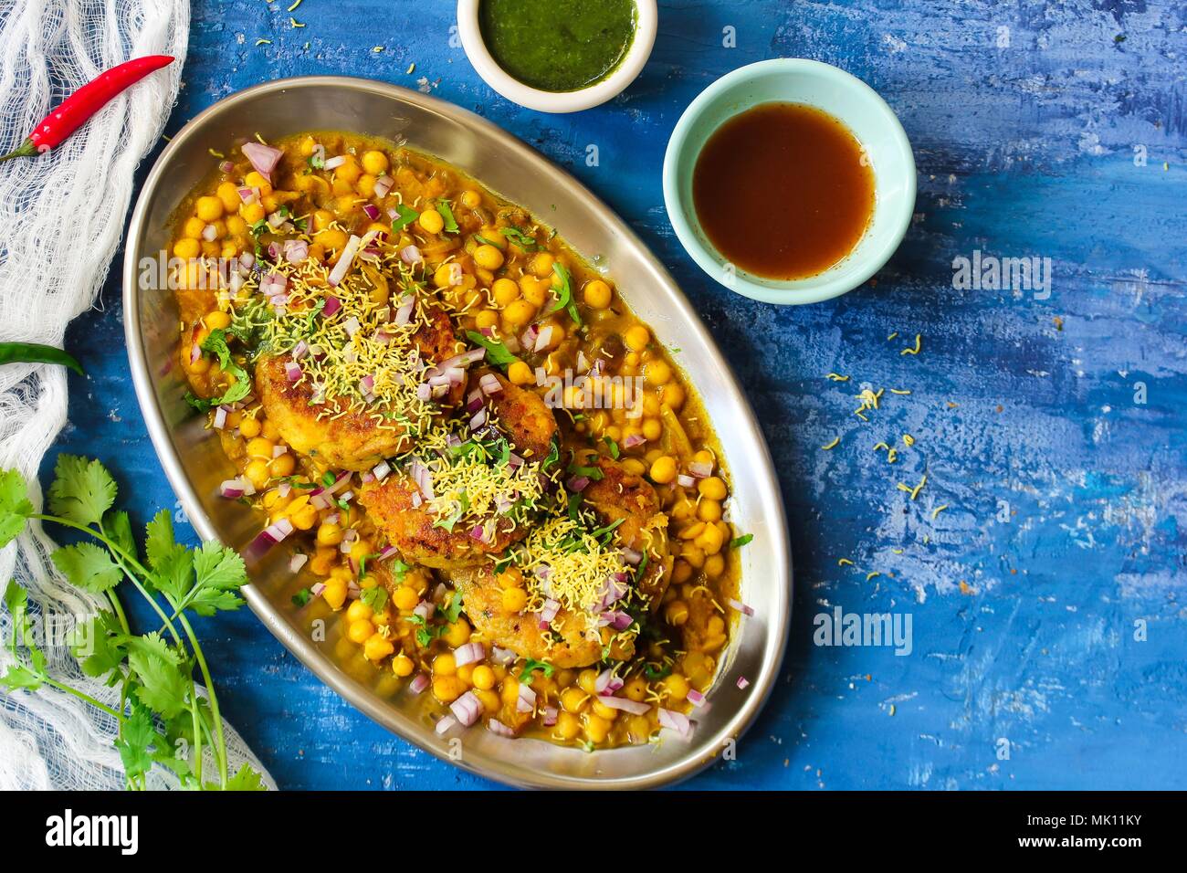Ragda Pattice/Indian Street Food Alu Tikki Chat aus Kartoffel Bratlinge weiße Bohnen servieren mit Tamarinde cilantro Chutney Stockfoto