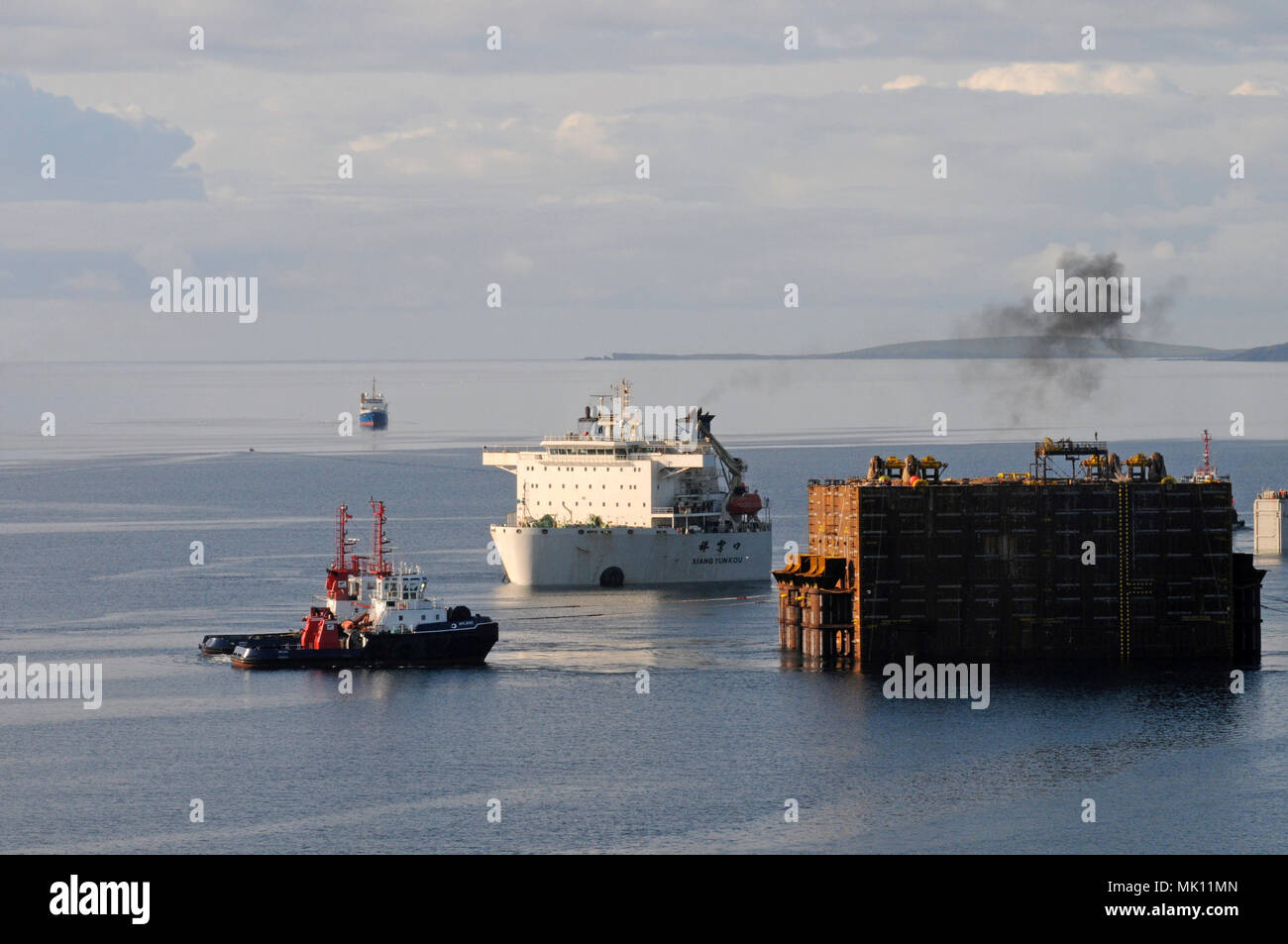 Schweres Heben Schiff Xiang Yun Kou liefert einen Teil der Clair ridge Projekt in die Nordsee und haben es selbst Eintauchen entladen. Stockfoto