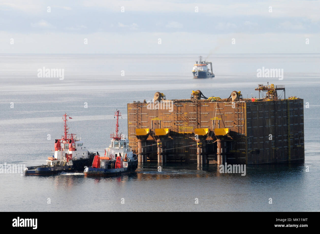 Schweres Heben Schiff Xiang Yun Kou liefert einen Teil der Clair ridge Projekt in die Nordsee und haben es selbst Eintauchen entladen. Stockfoto