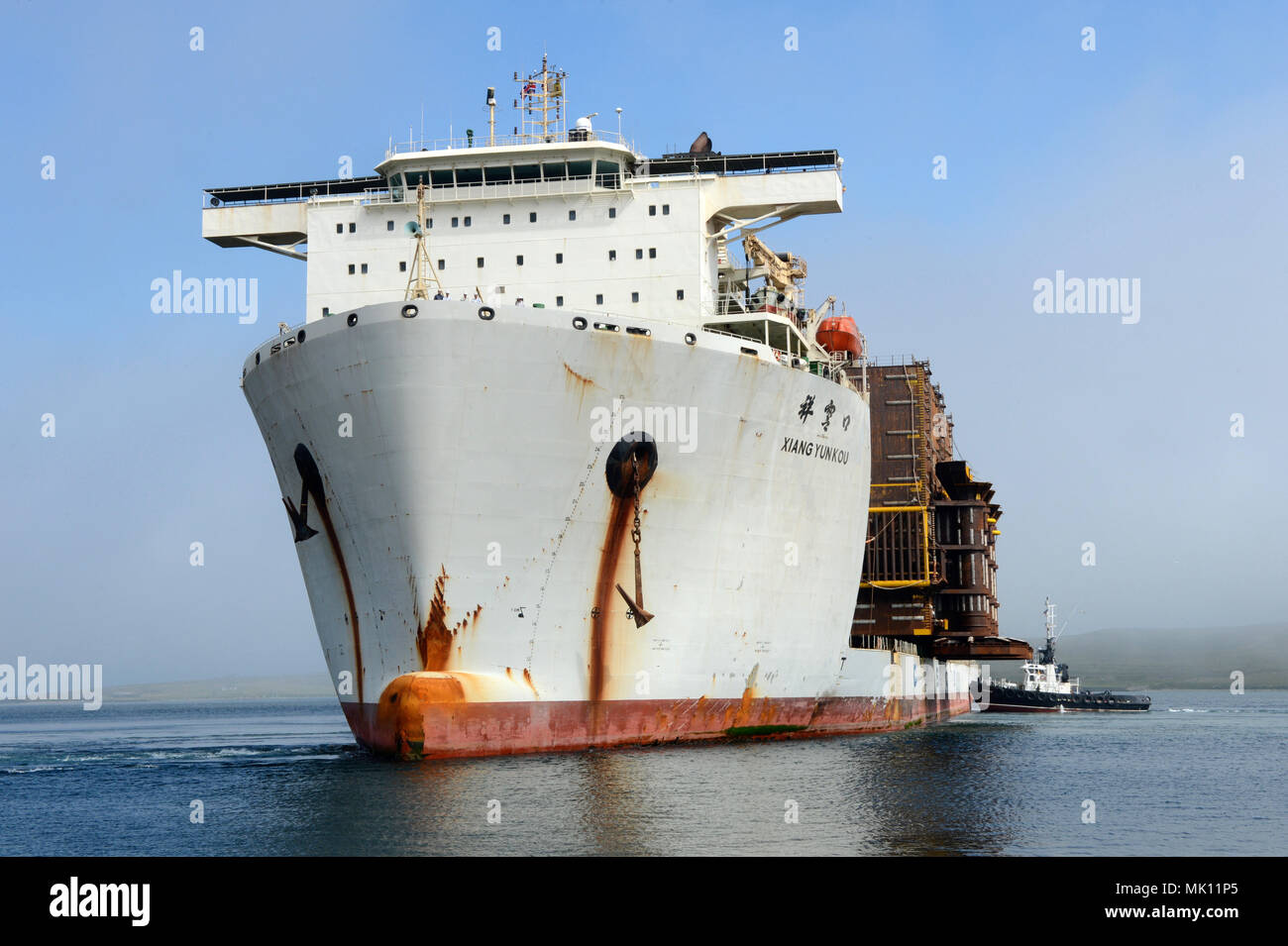 Schweres Heben Schiff Xiang Yun Kou liefert einen Teil der Clair ridge Projekt in die Nordsee und haben es selbst Eintauchen entladen. Stockfoto