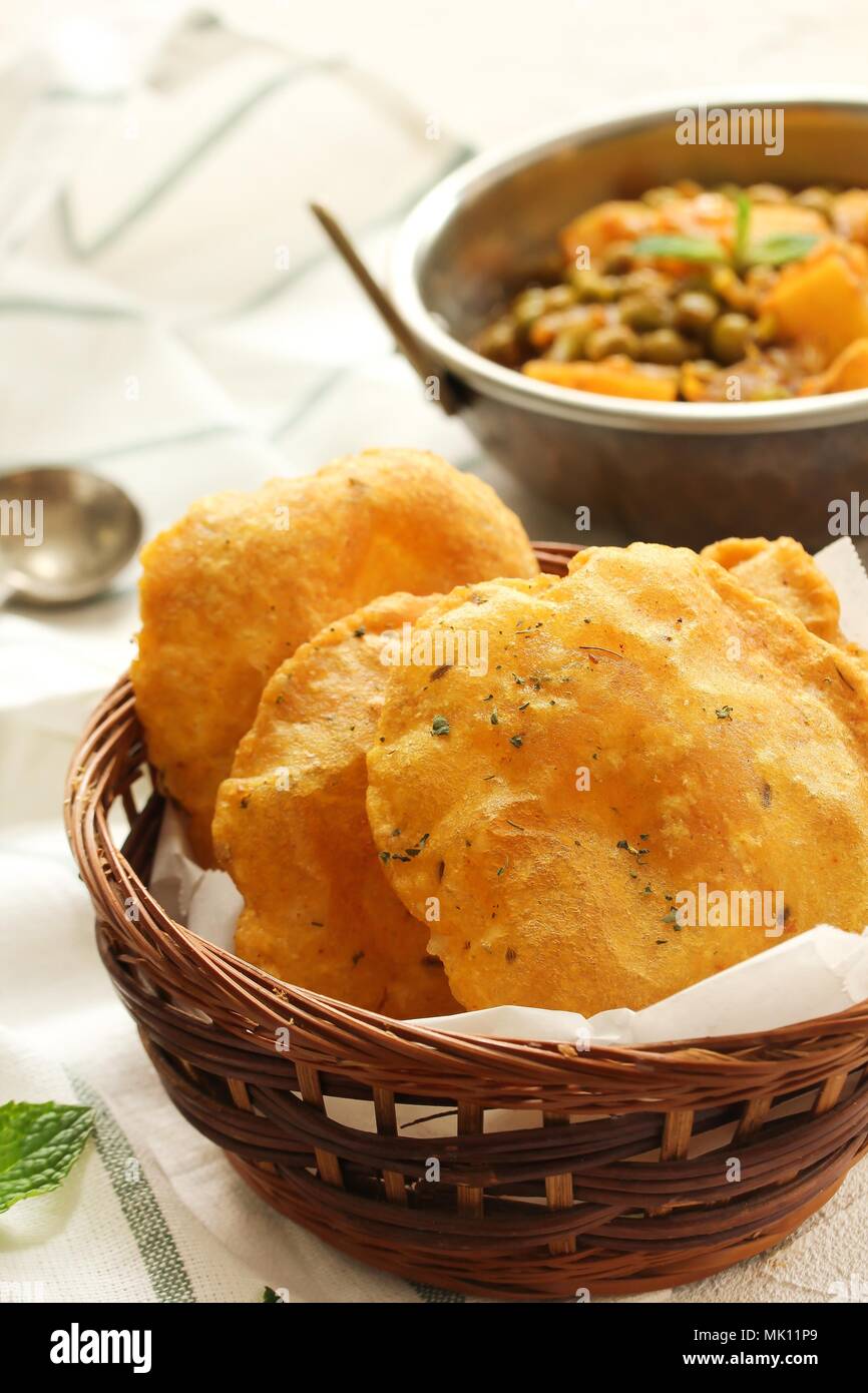 Indische Masala Poori/Puri serviert mit Aloo Mutter, selektiven Fokus Stockfoto