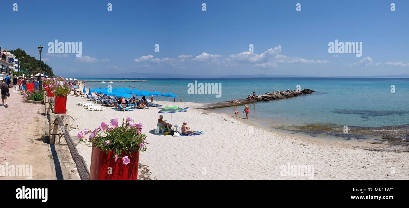Strand von Kallithea auf der Halbinsel Kassandra von Chalkidiki, Griechenland Stockfoto