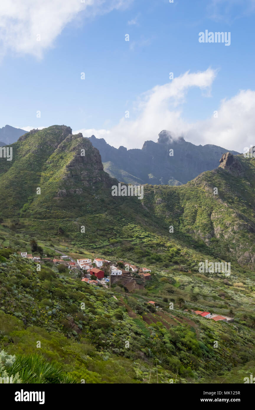 Blick auf das Dorf Las Portelas und die Berge auf dem Weg nach Masca im Westen von Teneriffa in Spanien Stockfoto