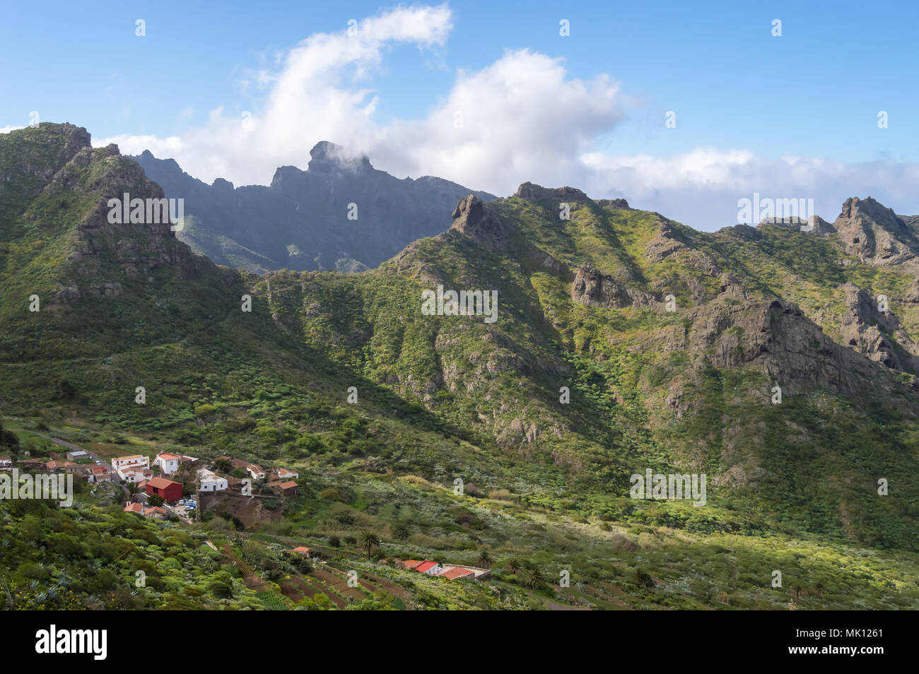 Blick auf das Dorf Las Portelas und die Berge auf dem Weg nach Masca im Westen von Teneriffa in Spanien Stockfoto