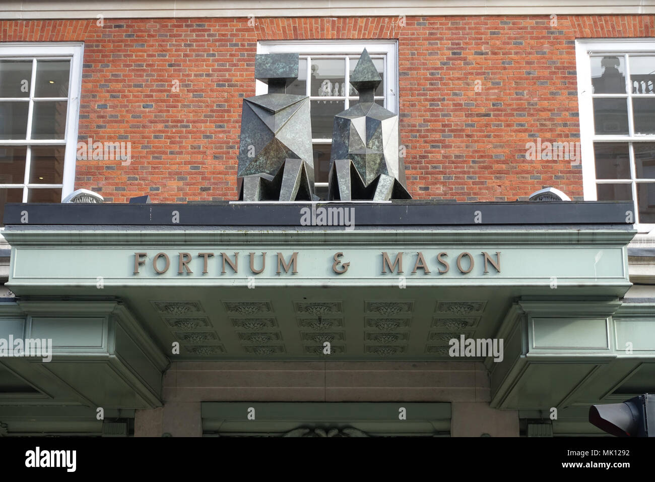 Nahaufnahme des Fortnum & Mason Kaufhaus in Piccadilly London Stockfoto Nahaufnahme des Fortnum & Mason Kaufhaus in Piccadilly London Stockfoto