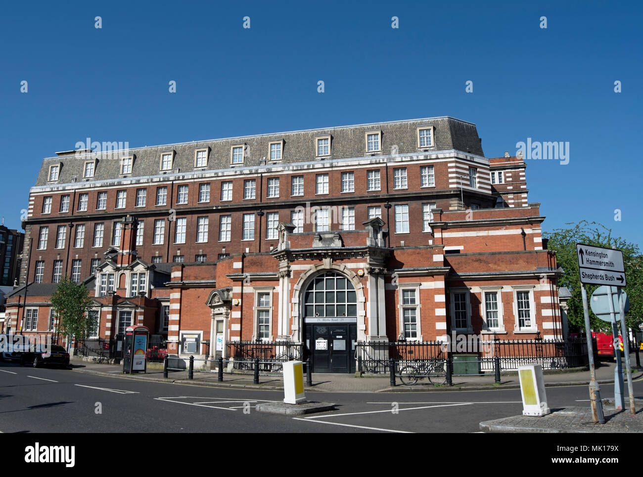 1920 Ostflügel von Blythe House, einem denkmalgeschützten Gebäude von 1899 bis 1903 im Hintergrund zu sehen sind, West Kensington, London, England Stockfoto