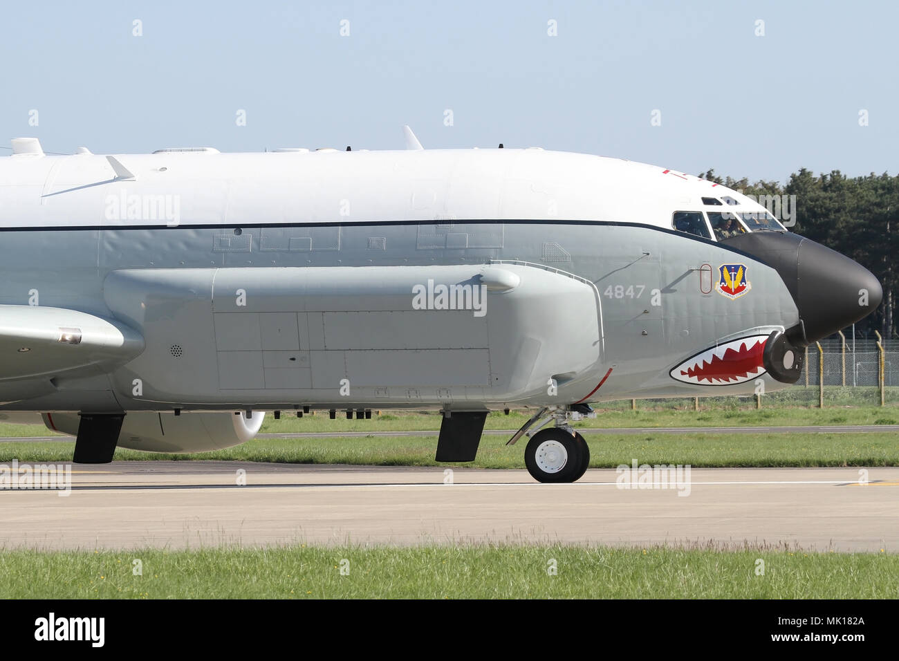 Nase von einem der beiden Boeing RC-135 U Kampf geschickt elektronische Informationsbeschaffung flugwerke in der USAF. Ein Haie Mund hat vor kurzem hinzugefügt. Stockfoto