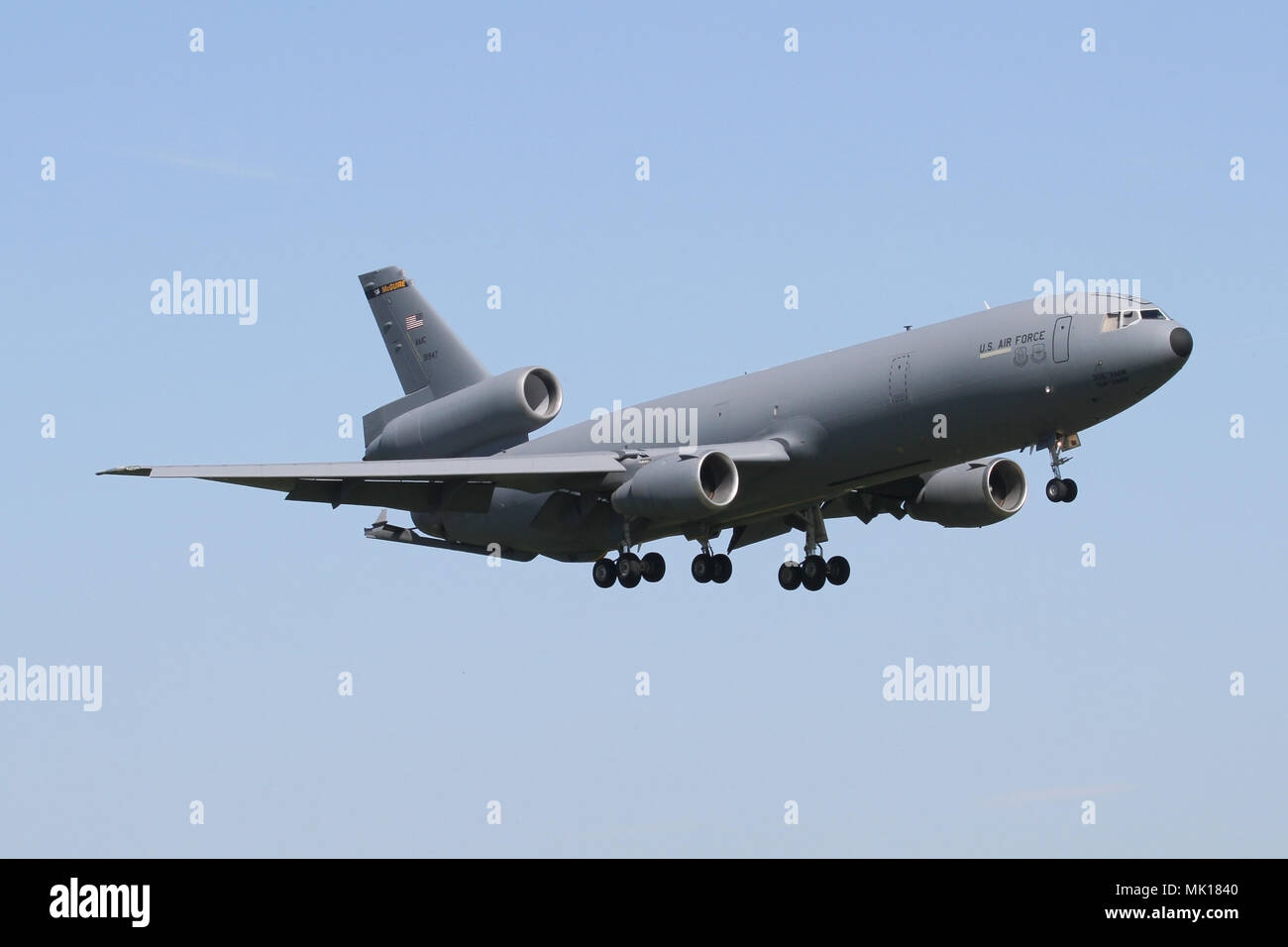 USAF KC-10A Extender aus McGuire AFB auf Ansatz in die RAF Mildenhall auf einem hellen Morgen. Stockfoto