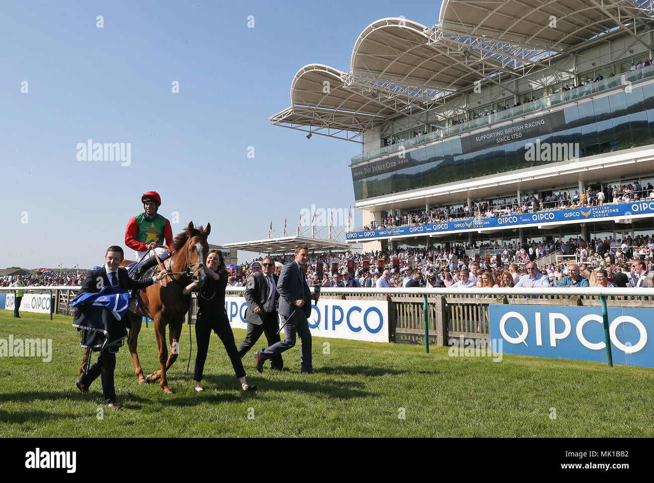 Billesdon Bach geritten von Jockey Sean Levey feiert den Gewinn der Qipco 1000 Guineas Stakes in Tag zwei des QIPCO Guineen Festival in Newmarket Racecourse. Stockfoto