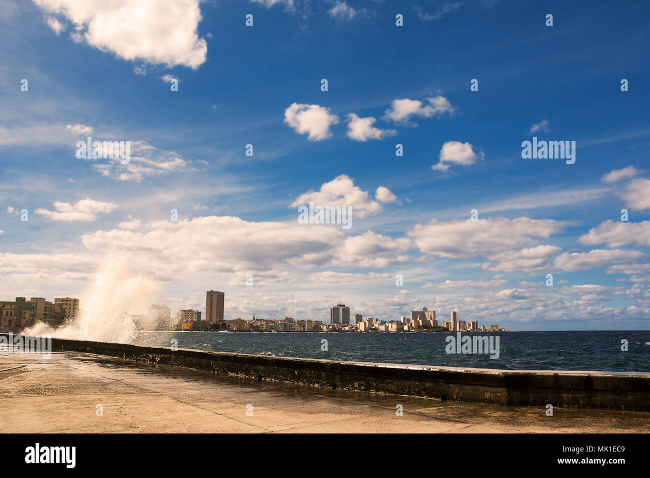 Uferpromenade des Malecon in Havanna mit Wellen Stockfoto