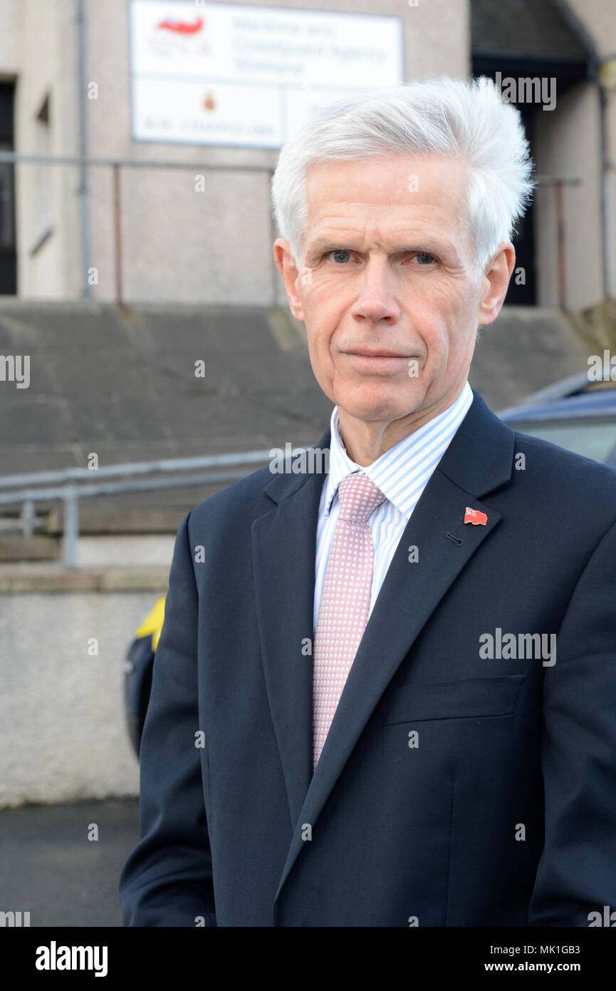 Sir Alan Massey standen neben Küstenwache Fahrzeug außerhalb Lerwick Küstenwachenstation Stockfoto