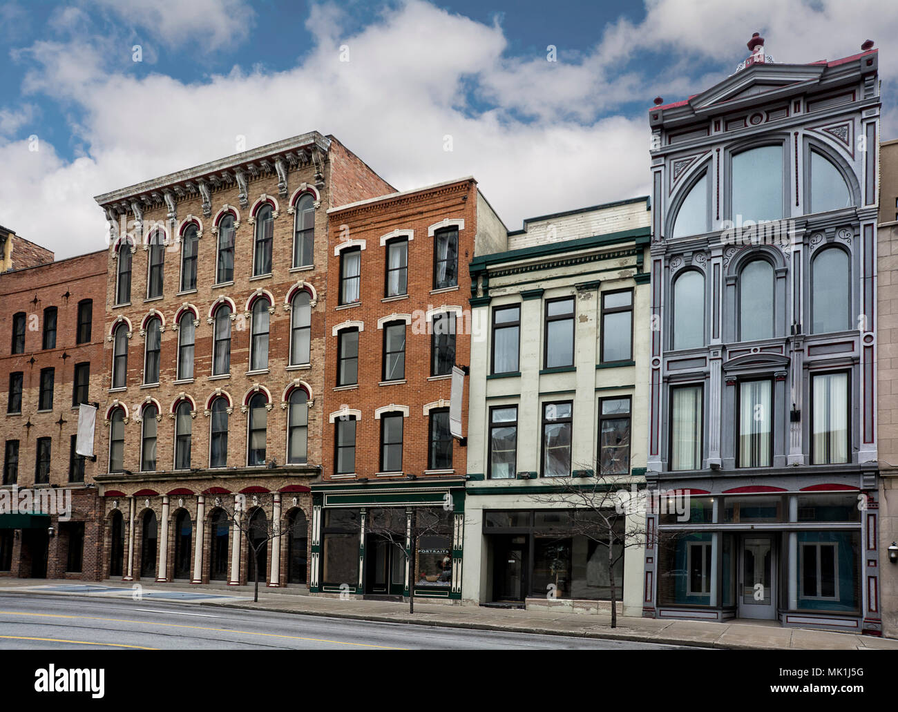 Ein Foto von einem typischen kleinen Stadt Main Street in den Vereinigten Staaten von Amerika. Mit alten Backsteinbauten mit Geschäften und Restaurants. Stockfoto