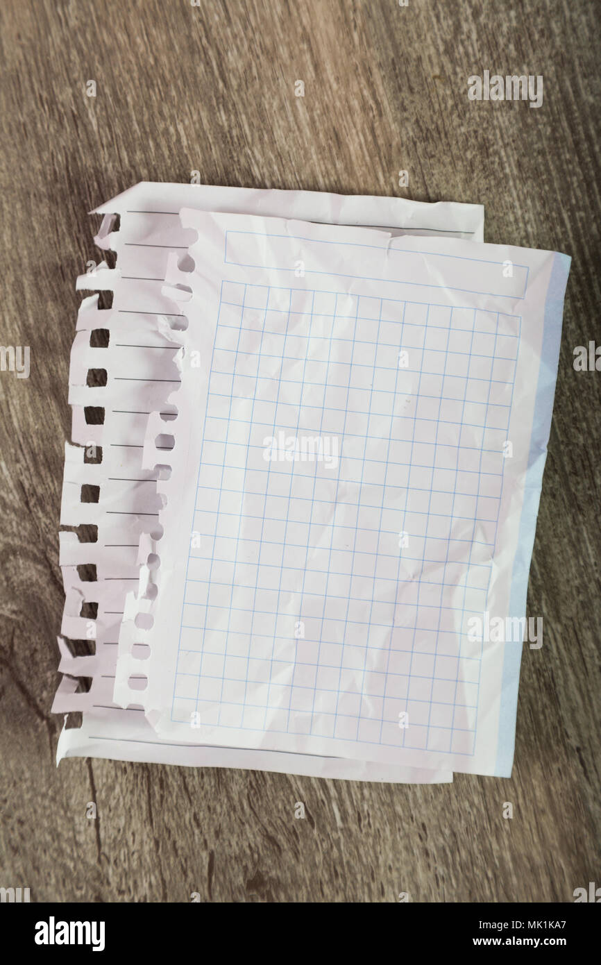 Zerrissene Blätter im Notebook auf dem Tisch Stockfoto
