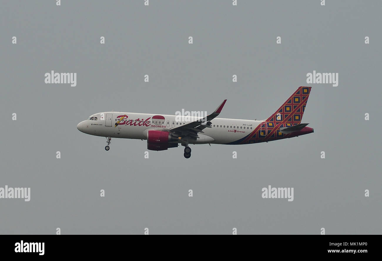 Kuala Lumpur, Malaysia - 3. Mai 2018. Eine Boeing 737 der Batik Indonesien Landung am Flughafen Kuala Lumpur (KLIA-KUL). Stockfoto