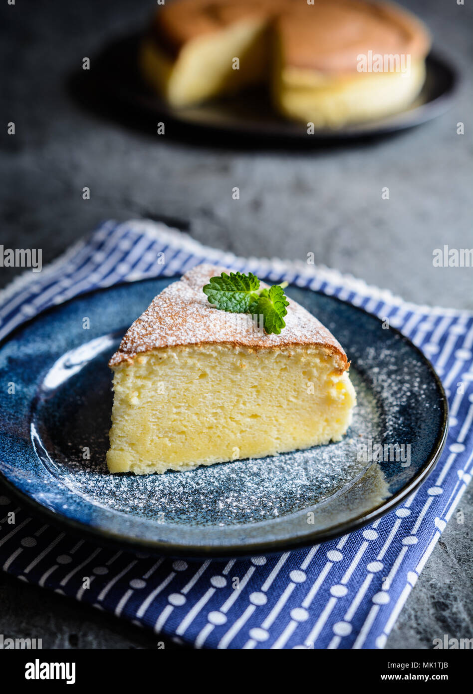 Eine Scheibe köstliche japanische Käsekuchen mit Puderzucker Puderzucker Stockfoto