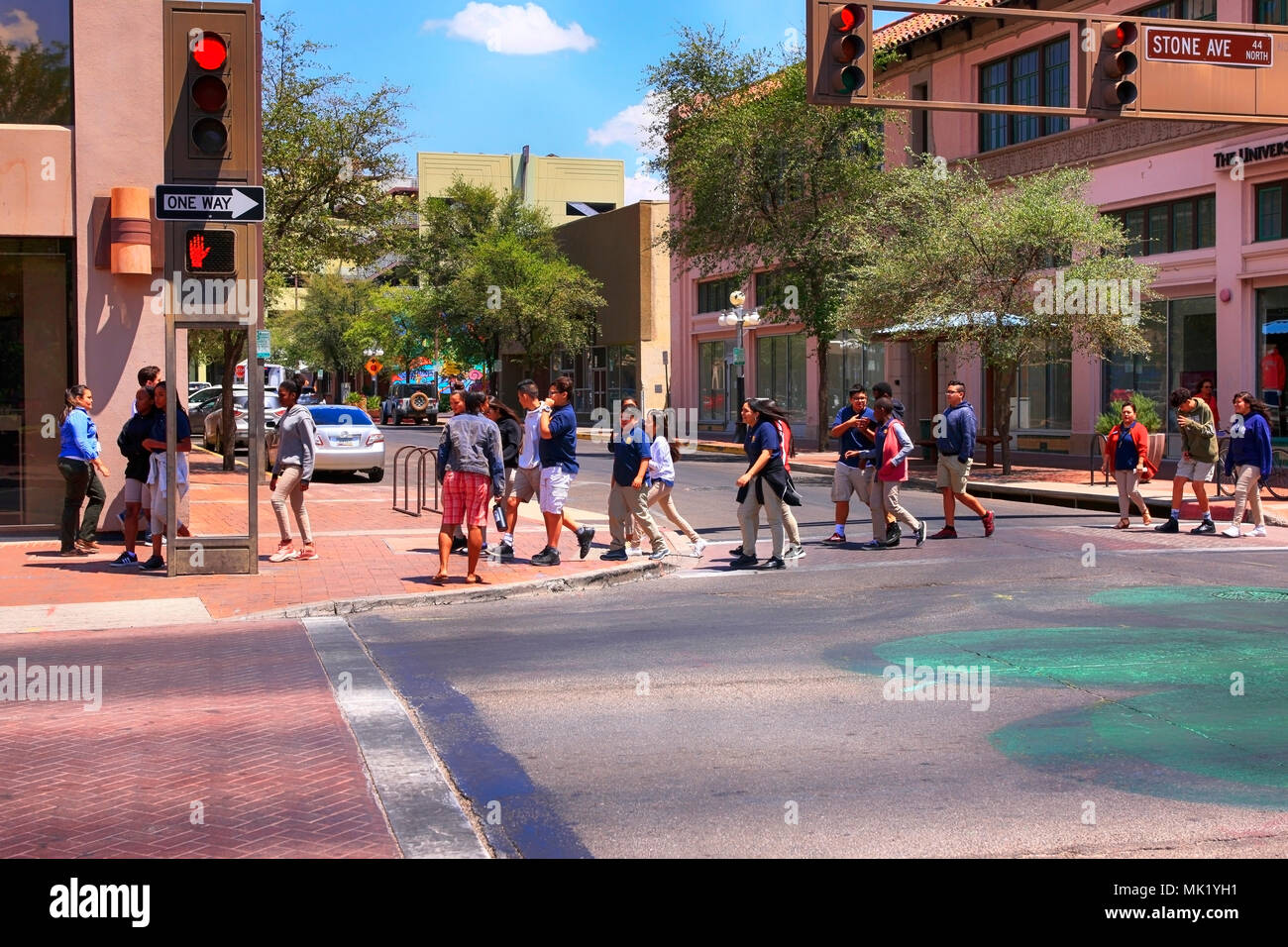 Männliche und weibliche HS Schüler überqueren Sie die Straße in der Innenstadt von Tucson AZ Stockfoto