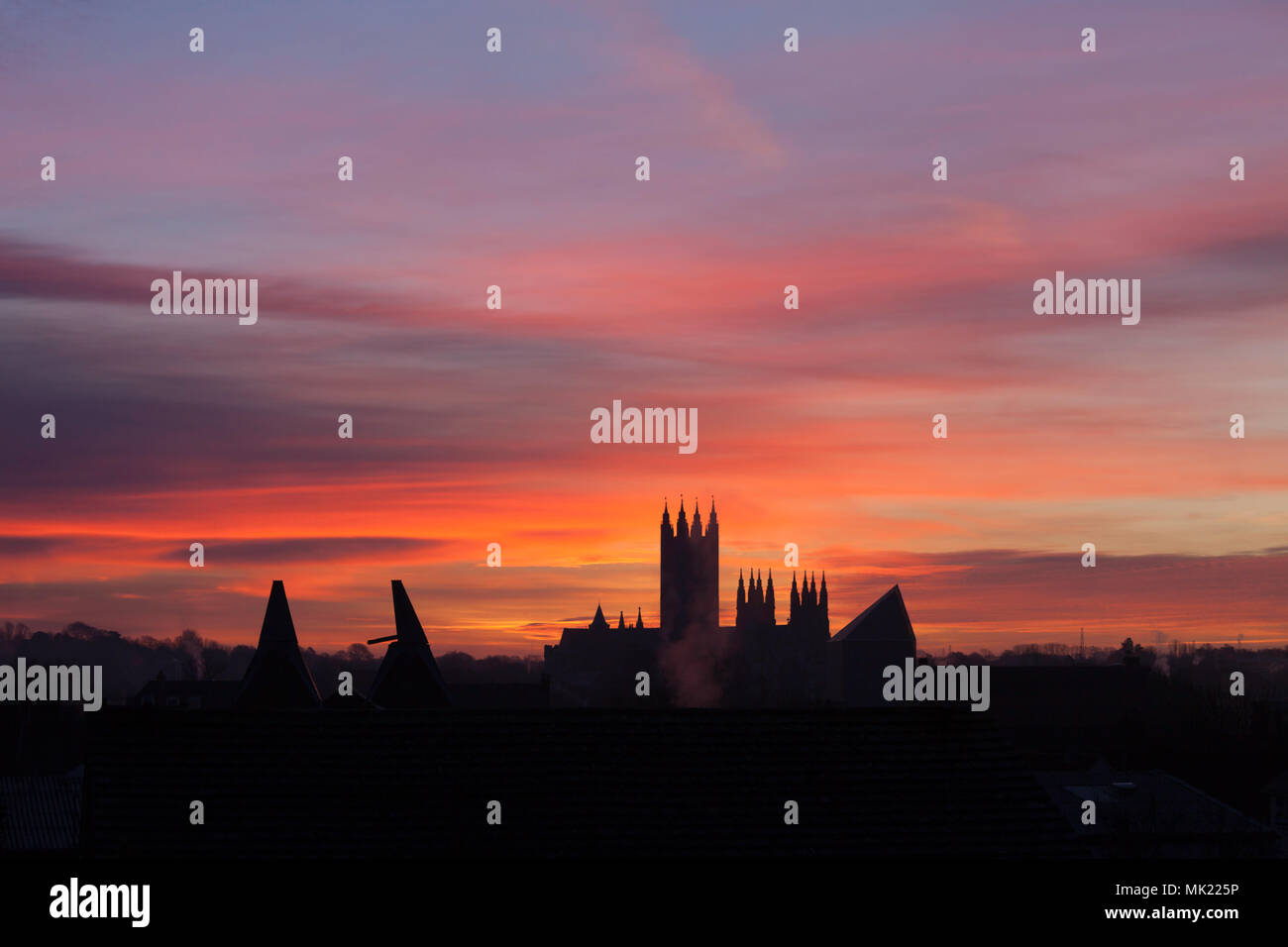 Lebendige Sonnenaufgang über die Kathedrale von Canterbury, Kent, Großbritannien. Stockfoto