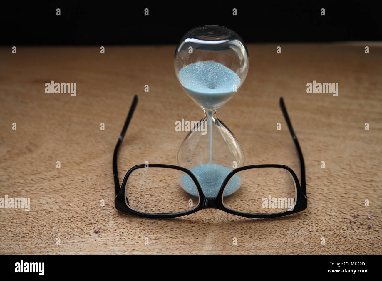 Die Zeit wird knapp, Sanduhr, Gläser Stockfoto