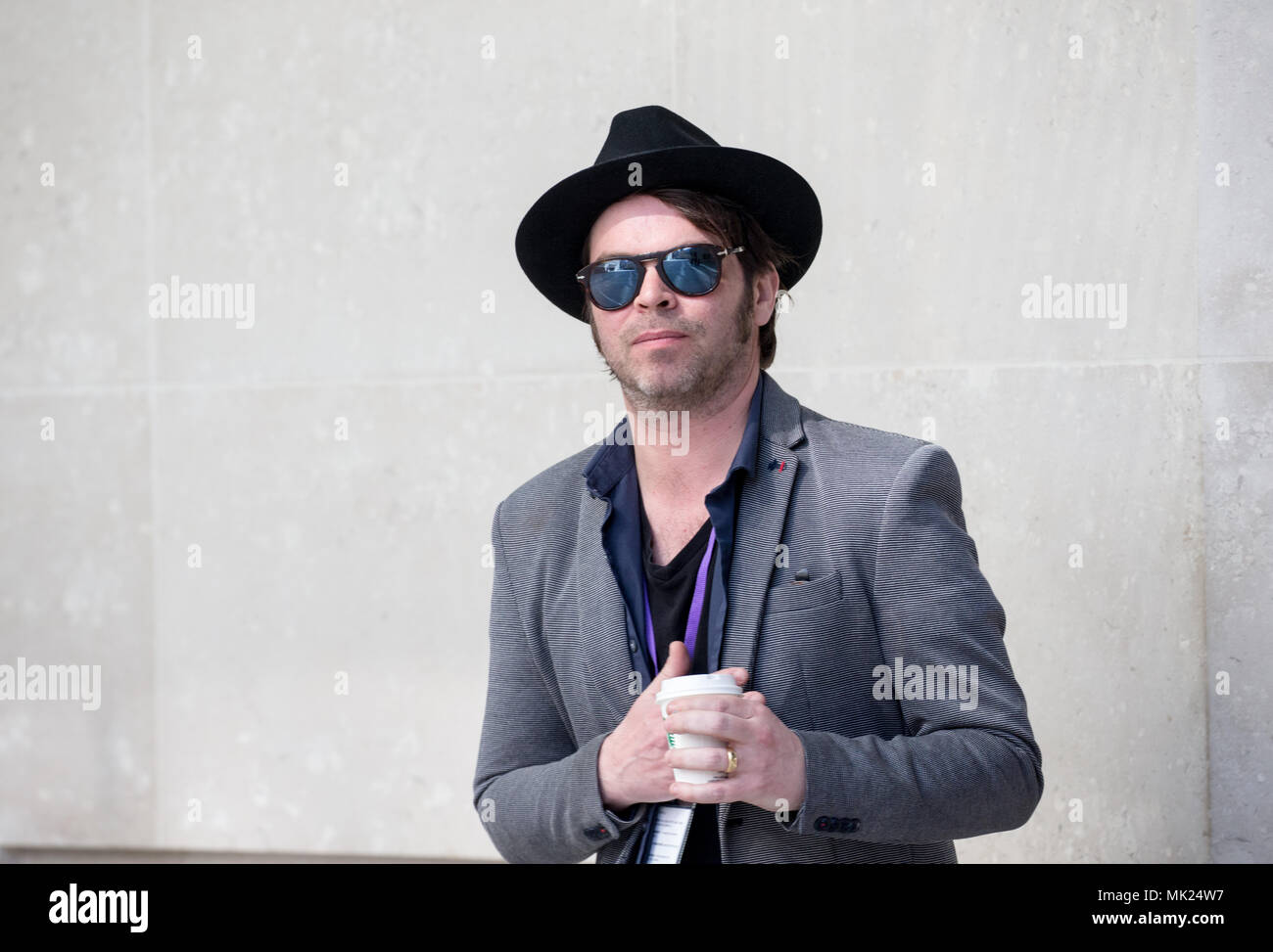 Musiker und Sänger und Songwriter, Gareth "Gaz" Coombes kommt an der BBC-Studios. Ehemalige Sänger mit neuen Supergrass "Album" der stärkste Mann der Welt" Stockfoto