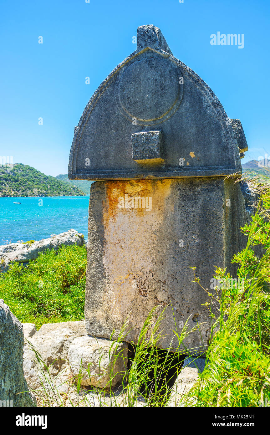 Die alte steinerne Grab in archäologische Stätte von Üçagiz, Bucht von Kekova, Türkei. Stockfoto