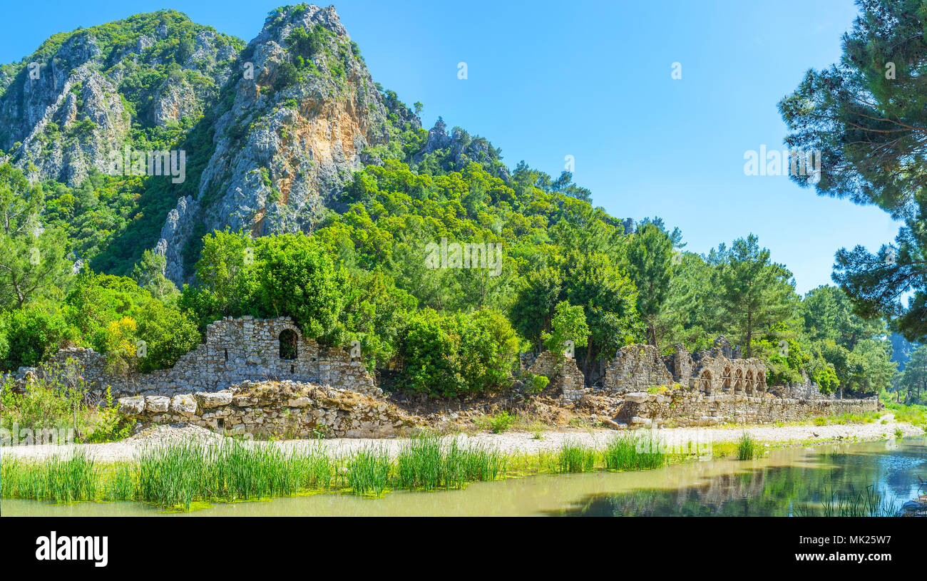 Das malerische Tal des Flusses mit Blick auf den Bach, alte Ruinen, grünen Wald und steile Felsen auf dem Hintergrund, Olympos, Türkei. Stockfoto